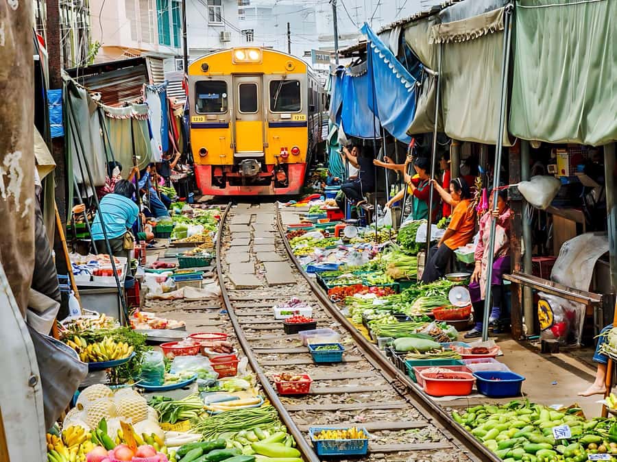 1-Day Trip: Floating Market & Railway Market by Toyota Camry - Getting to Damnoen Saduak before the crowds