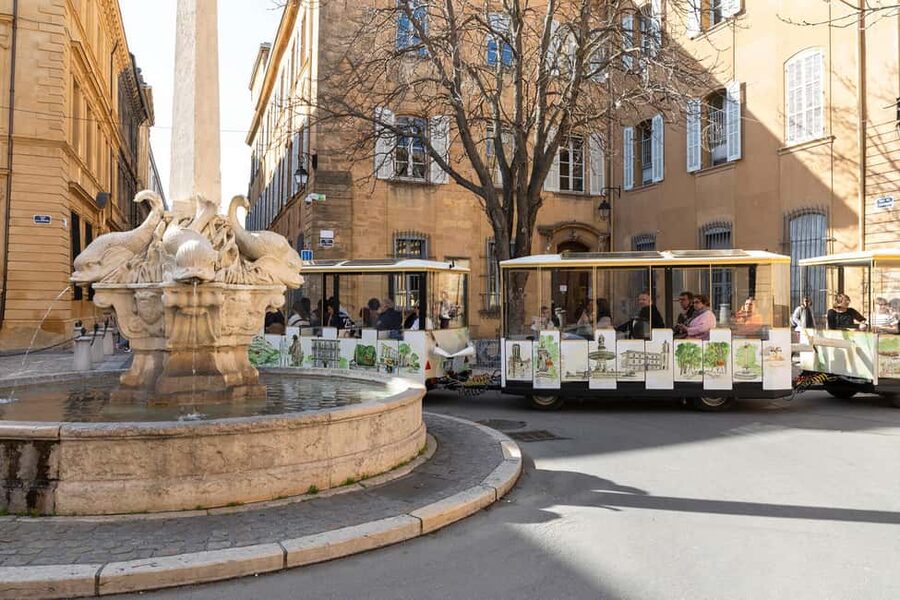 Aix-en-Provence by Electric Tourist Train – City Center Circuit - Aurélie Philis brings color to the carriage