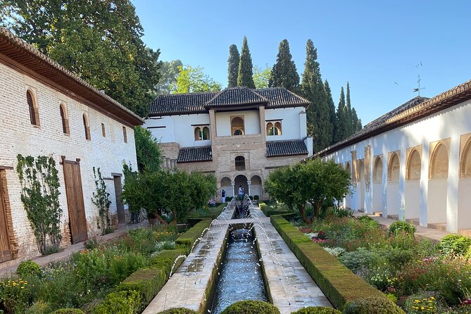 Alhambra tickets with Nasrid Palaces + Tourist Train - Who this booking suits best