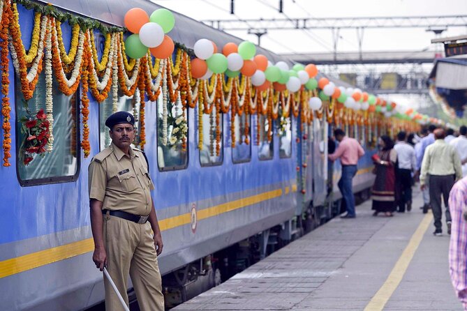 All Inclusive Taj Mahal & Agra Tour by Superfast Train From Delhi - A private Agra day with real help at the station