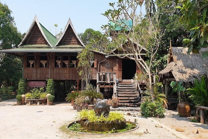 Ayutthaya, Damnoen Floating & Maeklong Railway Market Day Tour - Ayutthaya: temple ruins and the famous Buddha head