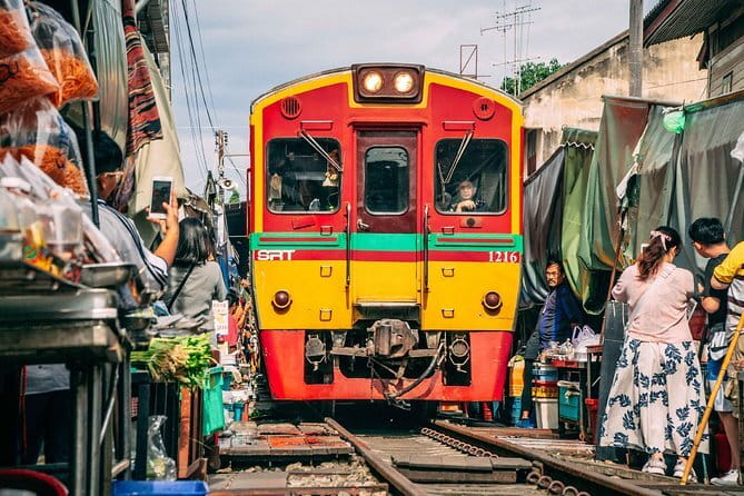 Ayutthaya, Damnoen Floating & Maeklong Railway Market Day Tour - Damnoen Saduak: canals, boats, and tourist trade