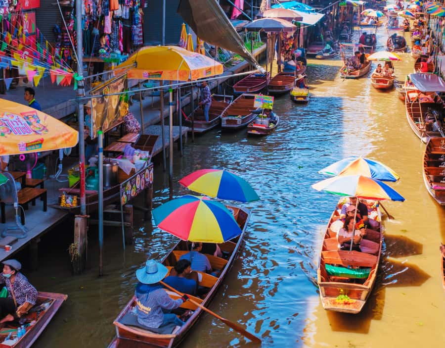 Bangkok: Amphawa Floating & Railway Markets Guided Day Tour - What the guide adds to a private day