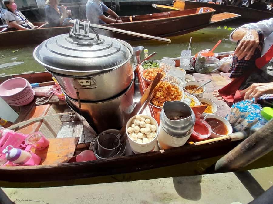 Bangkok: Damnoen Floating Market & Train Market Private Tour - What the private format is worth