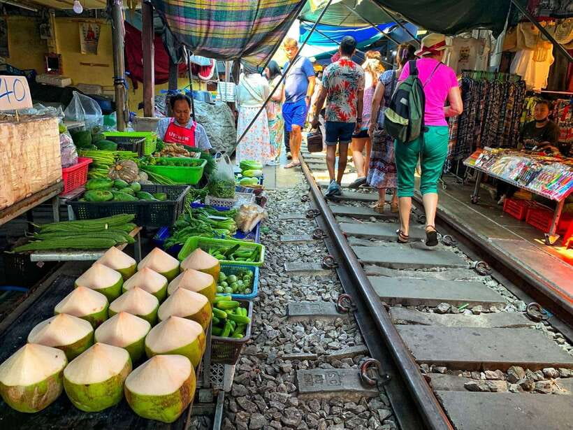 Bangkok: Damnoen Saduak and Mae Klong Train Markets - Who will enjoy this day most