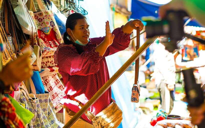 Bangkok: Damnoen Saduak and Train Market with Boat Ride - Buffalo Café breaks up the market time