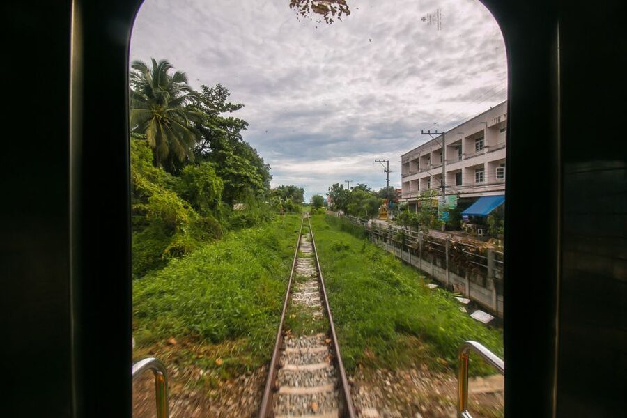 Bangkok: Damnoen Saduak Market and Maeklong Railway Market - Arriving at Damnoen Saduak by paddleboat