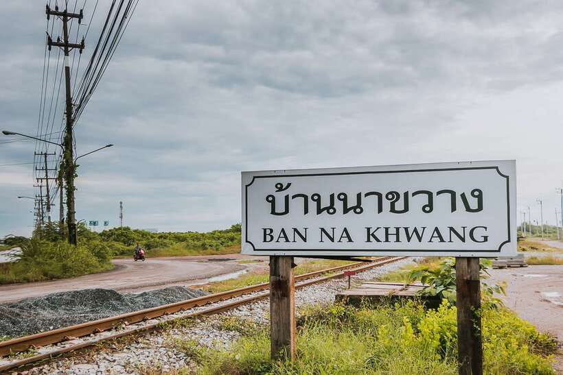 Bangkok: Damnoen Saduak Market and Maeklong Railway Market - Guides, transport, and the value of $25