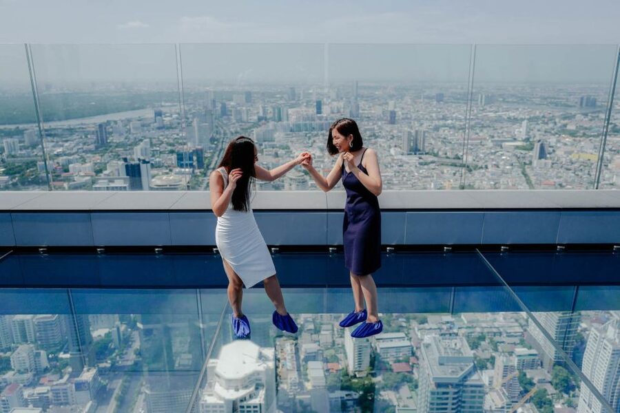 Bangkok: Damnoen Saduak, Train Market & Mahanakhon Day Trip - The guides make the tight schedule work