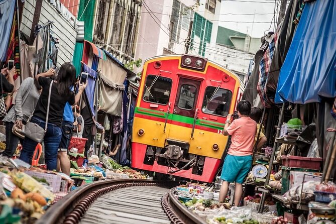 Bangkok Damnoen Saduak, Train Market, Mahanakhon Skywalk - Three Bangkok sights in one well-packed day