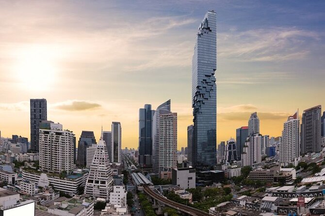 Bangkok Damnoen Saduak, Train Market, Mahanakhon Skywalk - What the two markets offer, and what they do not