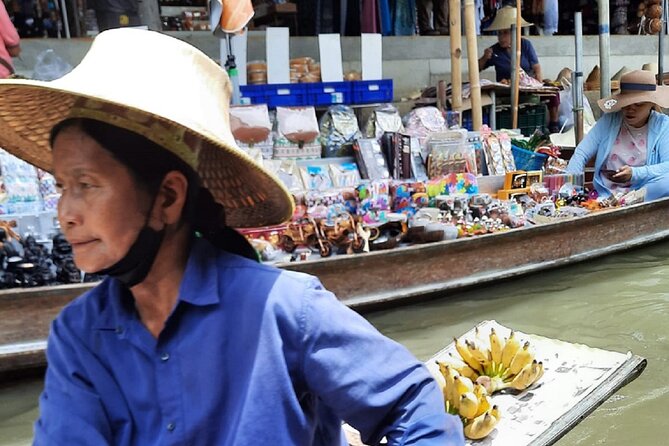 Bangkok: Floating Market and Train Tour with Guide in Spanish and English - Riding through Damnoen Saduak’s canals