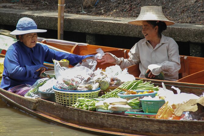 Bangkok: Floating Market and Train Tour with Guide in Spanish and English - What the guides add to the experience