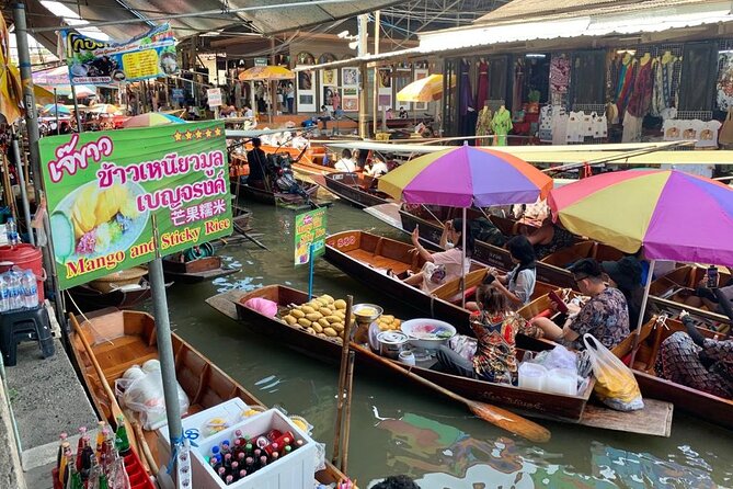Bangkok: Floating Market and Train Tour with Guide in Spanish and English - Mae Klong Railway Market and the passing train