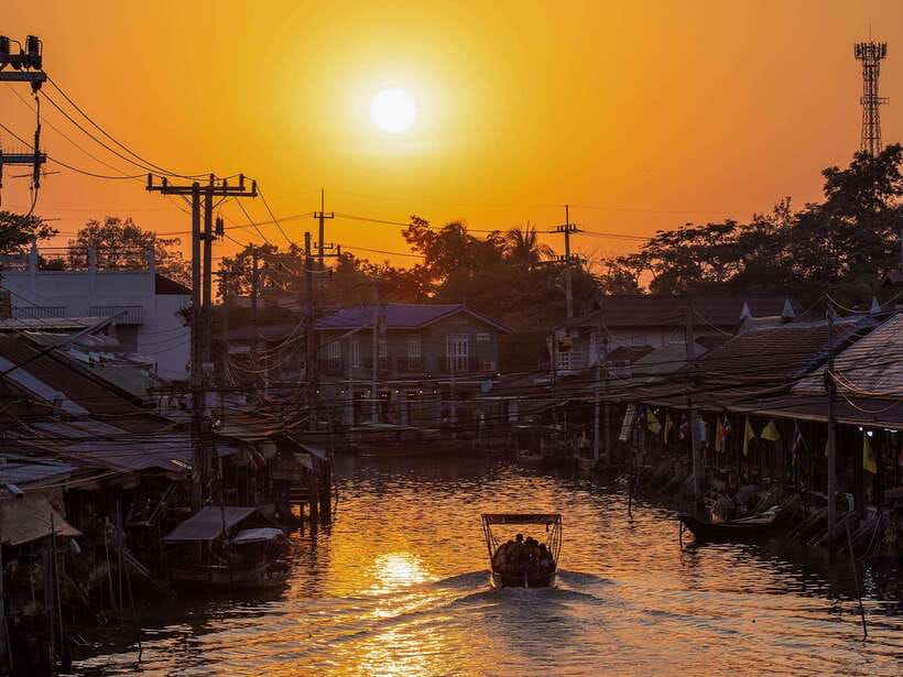 Bangkok: Maeklong Railway & Amphawa Floating Market Day Trip - Practical ways to enjoy the day