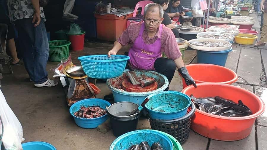 Bangkok: Maeklong Railway & Damnoen Saduak Floating Markets - Timing, comfort, and the practical tradeoffs