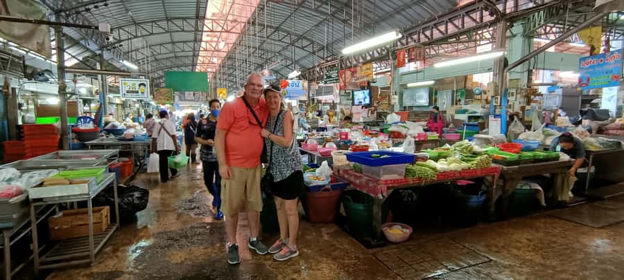 Bangkok: Maeklong Railway & Damnoen Saduak Floating Markets - Who will get the most from this day