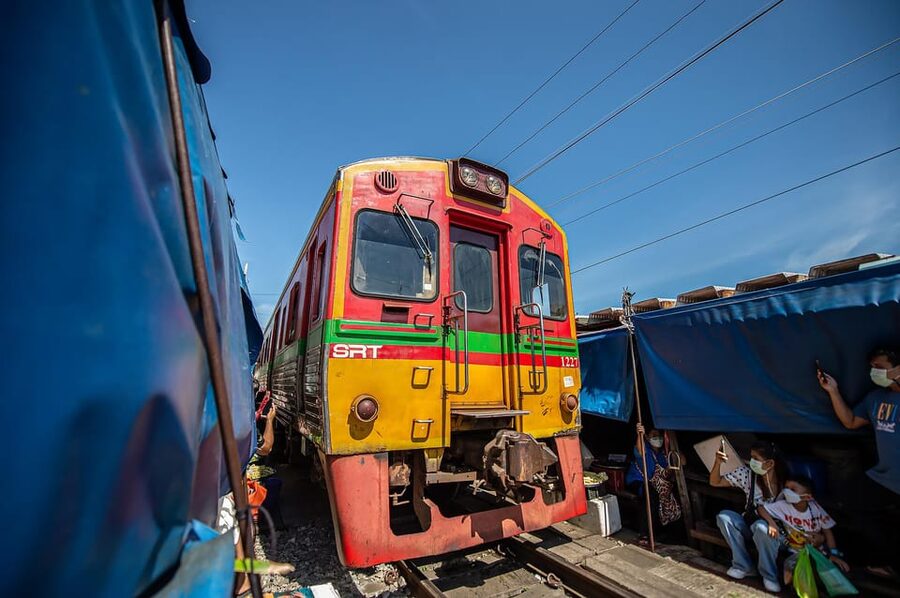 Bangkok: Maeklong Railway Market and Amphawa Floating Market - Key points at a glance