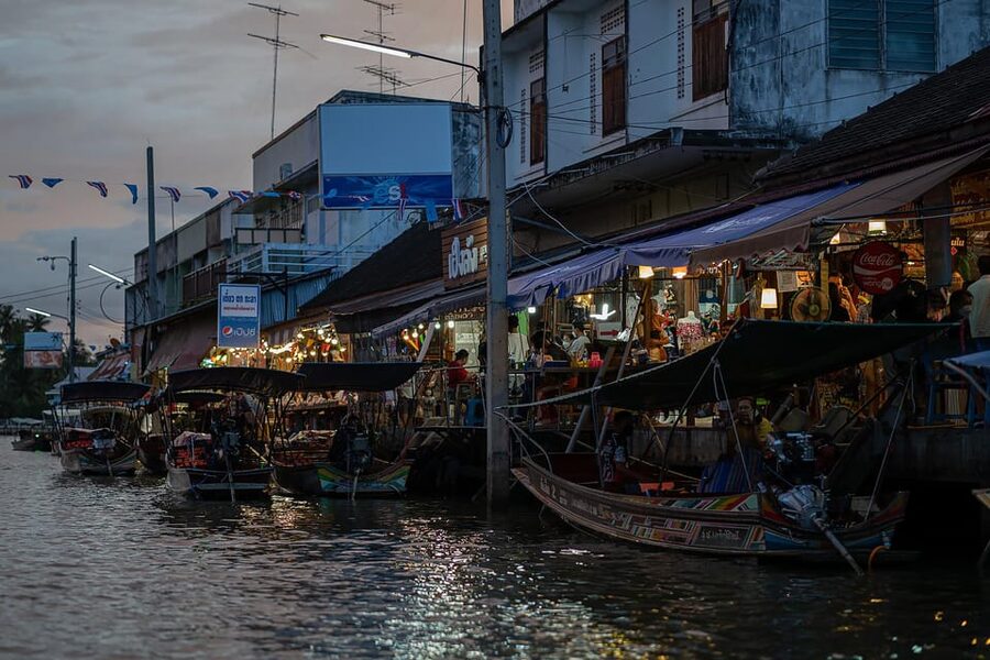 Bangkok: Maeklong Railway Market and Amphawa Floating Market - Who should book this market day?