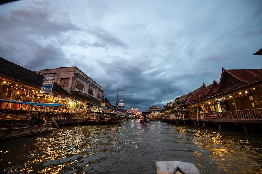 Bangkok: Maeklong Railway Market and Amphawa Floating Market - The banyan tree temple is a brief cultural stop