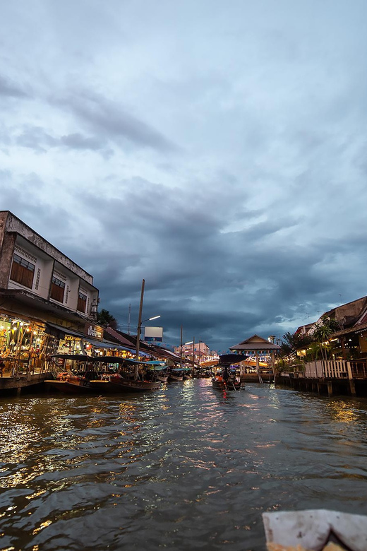 Bangkok: Maeklong Railway Market and Amphawa Floating Market - Food, crafts, and the pleasure of choosing your own stop