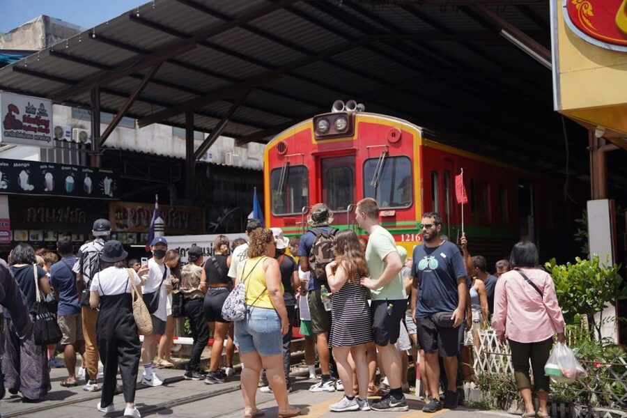Bangkok: Maeklong Railway Market & Floating Market Tour - Why the guide makes a difference
