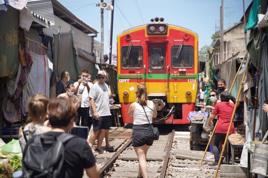 Bangkok: Maeklong Railway Market & Floating Market Tour - Timing, crowds, and the best departure