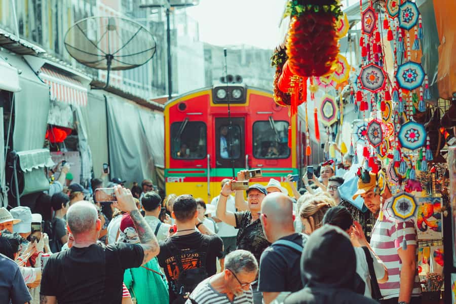 Bangkok: Maeklong Train Market & Floating Market Day Tour - Key points to know before you book