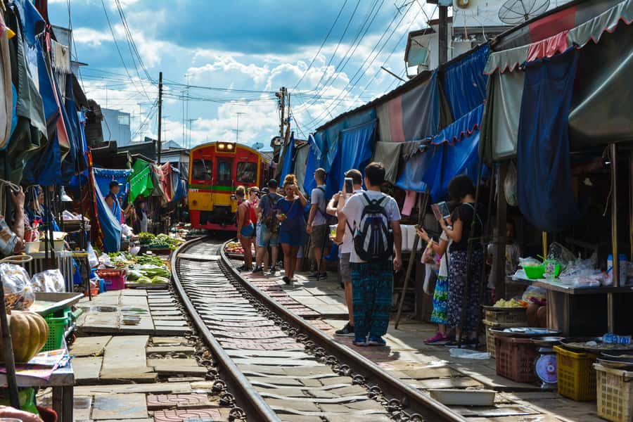 Bangkok: Maeklong Train Market & Floating Market Day Tour - Damnoen Saduak Floating Market from land and water