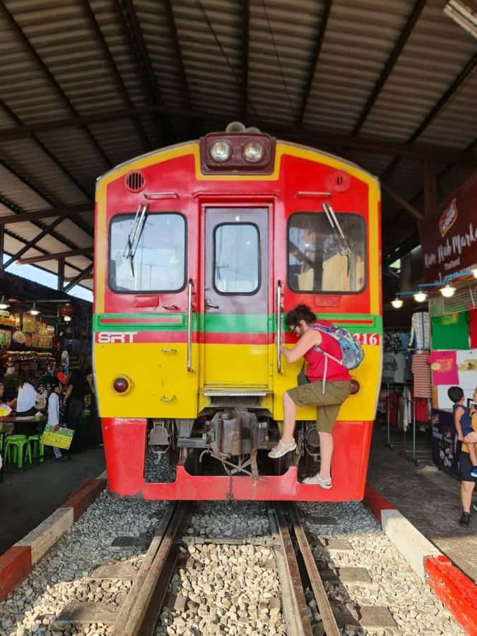 Bangkok: Maeklong Train Market & Floating Market Day Tour - What the $160 price is worth