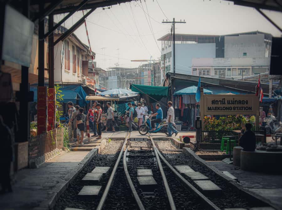 Bangkok: Maeklong Train Market & Floating Market Day Tour - Who will enjoy this outing most?