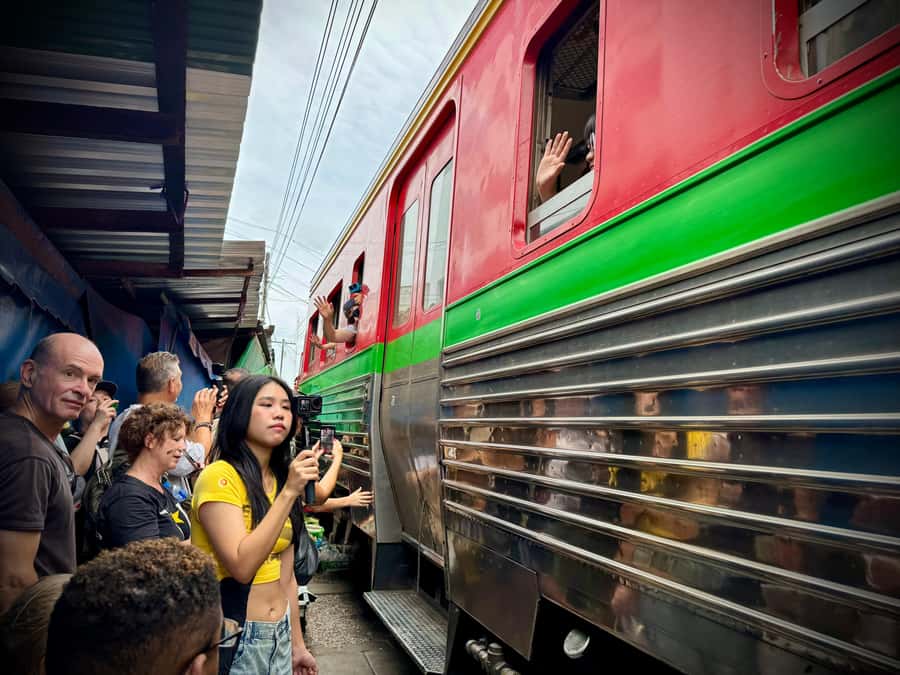 Bangkok: Private Floating Market and Train Market Experience - Heat, timing, and what to pack