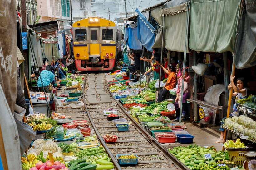 Bangkok: Railway and Floating Market Tour with Dragon Temple - Why this $16 day trip works