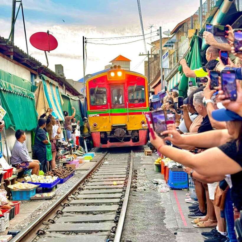 Bangkok: Railway and Floating Market Tour with Dragon Temple - How much free time will you really have?