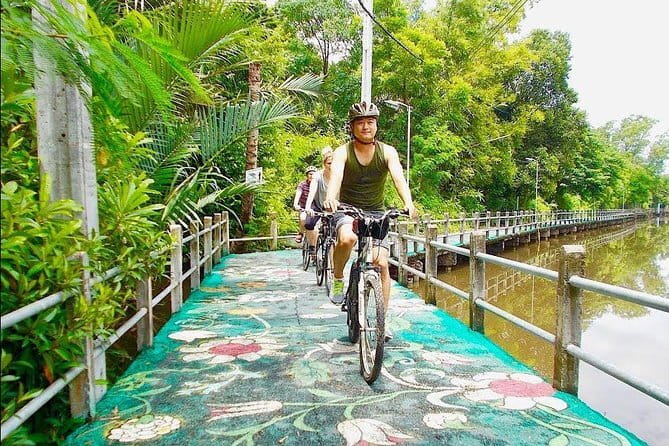 Bangkok: Railway & Damnoen Saduak Floating Market with Transfer - Guides, snacks, and the feel of the day