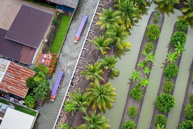 Bangkok: Railway & Damnoen Saduak Floating Market with Transfer - Maeklong Railway Market and the passing train