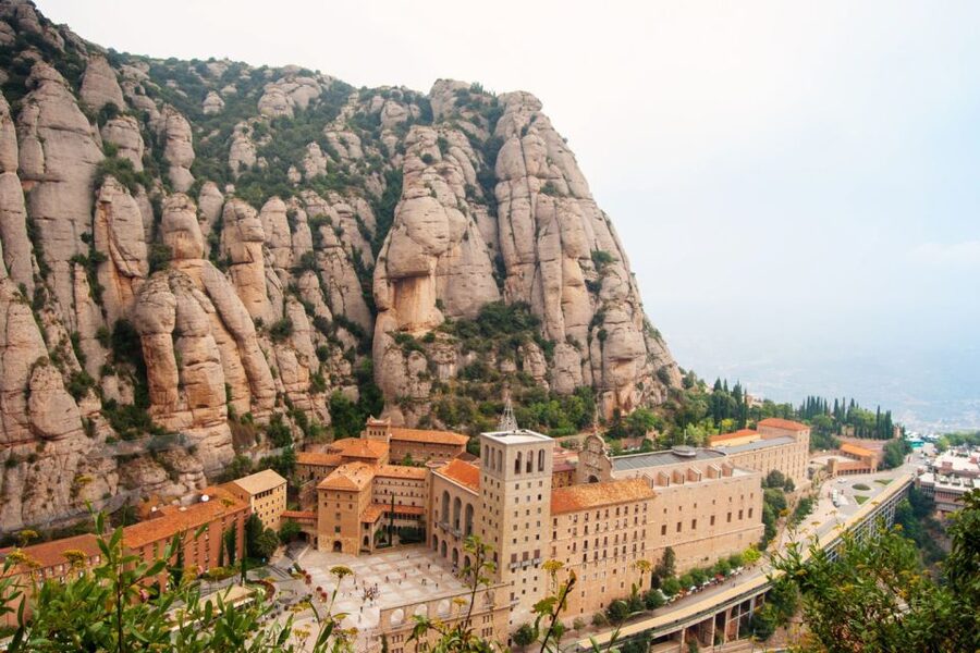 Barcelona: Montserrat, Black Madonna, Rack Railway & Liquors - Guide quality and the bilingual format