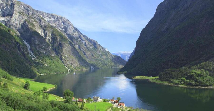 Bergen: Private Day Tour, Nærøyfjord Cruise and Flåm Railway - From Bergen to Tvindefossen Waterfall