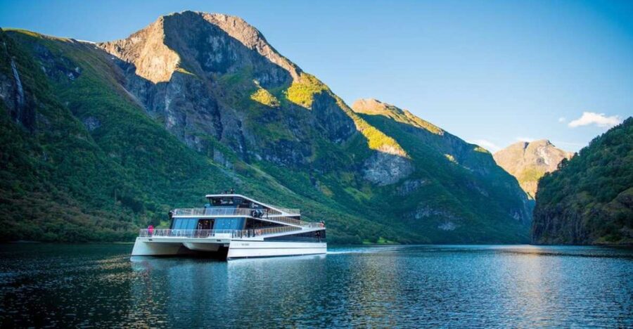 Bergen to Oslo: Private Nærøyfjord Cruise and Flåm Railway - From Bergen to Tvinde Waterfall