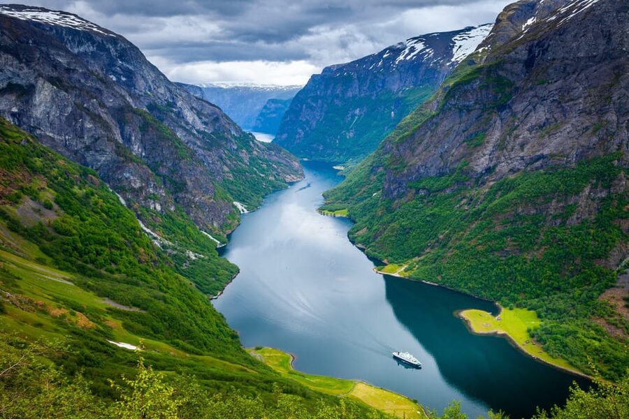 Bergen: Viking Village, Nærøyfjorden Cruise and Flåm Railway - The minibus ride from Bergen to Dale