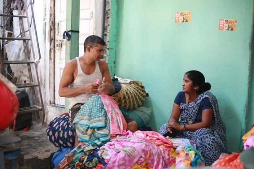 Best Combo Tour: Dabbawalas, Dhobi Ghat and Slum with Train - Seeing the working Dhobi Ghat