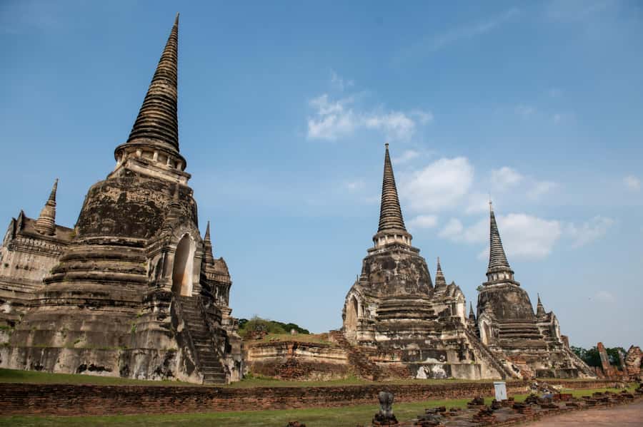 BKK: Ayutthaya, Maeklong Railway, Damnoen Saduak Floating - Wat Mahathat and the Buddha head in tree roots