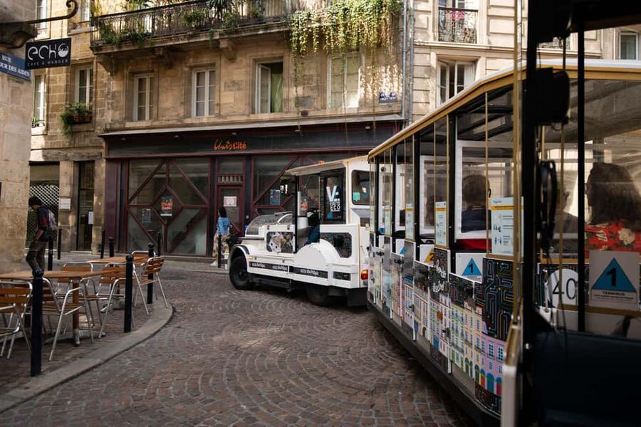 Bordeaux: Little Electric Train Tour - Old Bordeaux from a slower seat