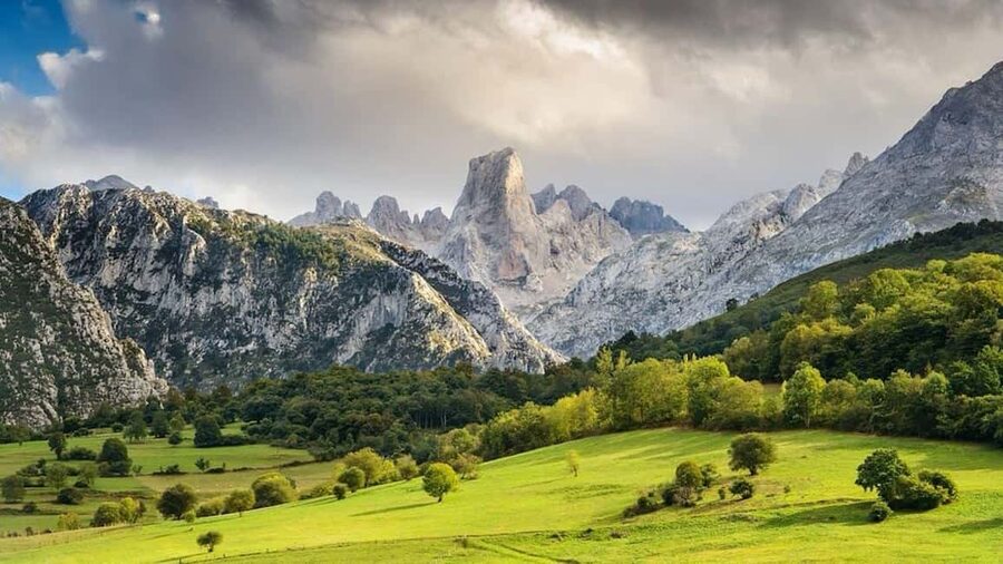 Bulnes: Excursion with funicular and Cabrales cheese cave in the Picos de Europa - Walking Bulnes and looking toward Picu Urriellu