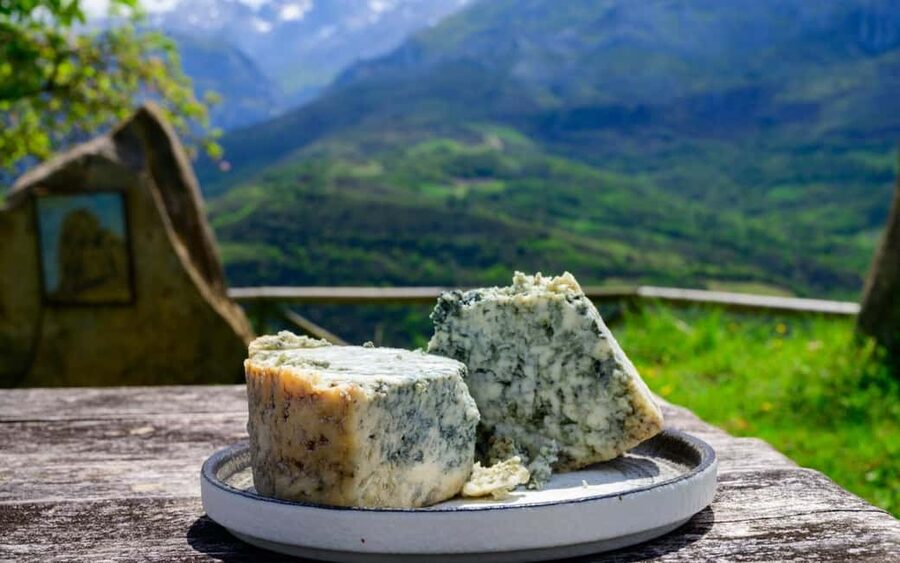 Bulnes: Excursion with funicular and Cabrales cheese cave in the Picos de Europa - The guide can shape the whole experience