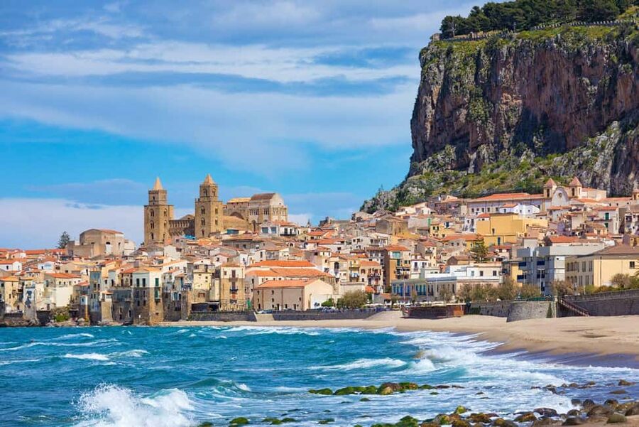 Cefalù tour by train: a journey between the sea and cultural treasures - Why arriving by train improves the Cefalù day