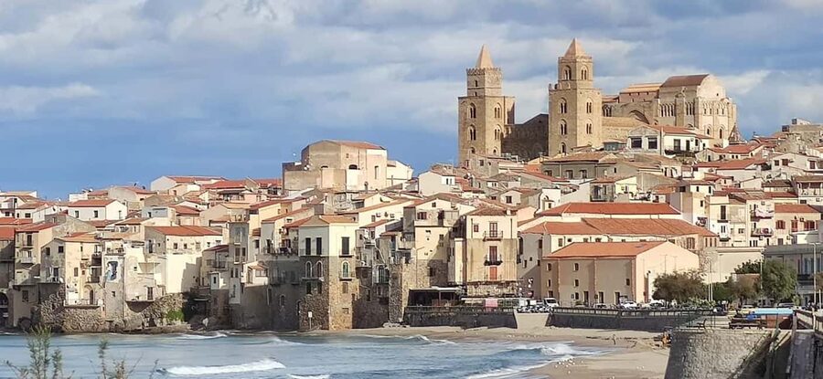 Cefalù tour by train: a journey between the sea and cultural treasures - From the old port to Cefalù’s sandy beach