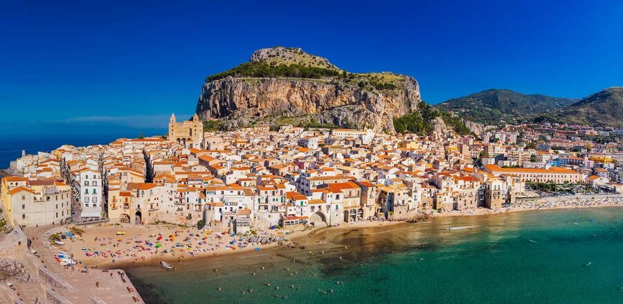 Cefalù tour by train: a journey between the sea and cultural treasures - Starting in the medieval center