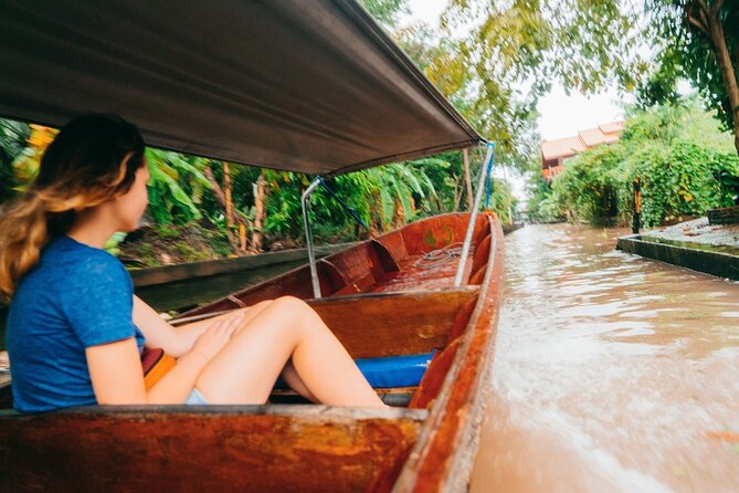 Damnoen Saduak Floating Market and Maeklong Railway Market Tour - Maeklong Railway Market and the passing train