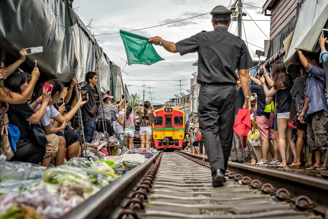 Damnoen Saduak Floating Market & Maeklong Railway From Bangkok - How to prepare for heat, crowds, and waiting